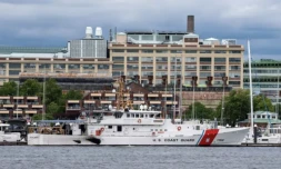 Un navire des garde-côtes américains dans le port de Boston (Massachusetts), le 19 juin 2023 ( AFP / Joseph Prezioso )