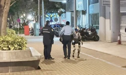 Un robot humanoĂŻde arrĂȘtĂ© par la police aprĂšs avoir fait peur Ă une retraitĂ©e