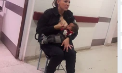 policière argentine qui allaite un bébé
