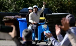 Ulrich Siegmund, tĂȘte de liste du parti d'extrĂȘme droite Alternative pour l'Allemagne (AfD) aux Ă©lections lĂ©gislatives en Saxe-Anhalt, arrive avec son Ă©pouse Julia Siegmund dans un bureau de vote, le 6 septembre 2026 Ă TangermĂŒnde, dans l'est de l'Allemagne ( AFP / John MACDOUGALL )