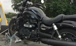 moto contrôlée à 174 à bras panon