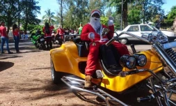 Une vingtaine de pilotes de deux roues, déguisés en père Noël, en rennes ou en lutins, distribuaient des cadeaux à l\'hôpital des enfants de Saint-Denis