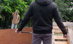 Un habitant dégage une route à Nouméa, le 15 mai 2024