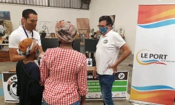 Le Port : remise d'ordinateurs à 100 familles en situation de fracture numérique