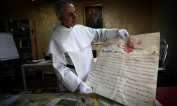 Le père Najeeb Michaeel
montre un manuscrit au Centre de numérisation des manuscrits orientaux (CNMO) à Erbil, dans le nord de l'Irak, le 1er mars 2018