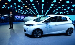 Carlos, Ghosn, Pdg de Renault, devant le modèle électrique Zoé, lors de l'ouverture aux professionnels du Mondial de l'Automobile à Paris le 29 septembre 2016