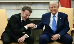 Emmanuel Macron et Donald Trump dans le Bureau ovale de la Maison Blanche le 24 février 2025 ( AFP / Jim WATSON )