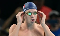 Le Français Léon Marchand s'apprête à participer à la finale de l'épreuve de natation du 200 m brasse hommes lors des Jeux olympiques de Paris 2024 à l'Arena Paris La Défense à Nanterre, à l'ouest de Paris, le 31 juillet 2024