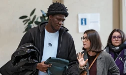 Le rappeur Doums et son avocate, Me Marion Coiffier, au tribunal de Créteil, le 2 février 2026. - Photo par GEOFFROY VAN DER HASSELT / AFP