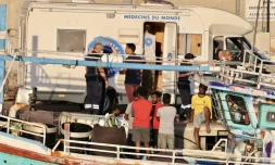 Un batreau de pêche ski lankais accoste au port de la Pointe des Galets