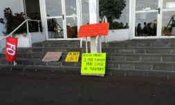 Manifestation devant la mairie du Tampon. Parents d\'élèves et enseignants veulent une tatie par classe