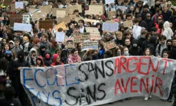 Des Ă©tudiants dĂ©filent derriĂšre une banderole sur laquelle est inscrit "Ăcole sans argent, pays sans avenir" Ă Nantes, en Loire-Atlantique, le 9 octobre 2026