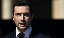Le président du parti d'extrême droite français Rassemblement National (RN), Jordan Bardella, prononce un discours lors d'un rassemblement en soutien à Marine Le Pen, à Paris, le 6 avril 2025 ( AFP / JULIEN DE ROSA )