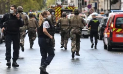 Soldats déployés à Paris aprÚs une attaque à l'arme blanche le 25 septembre 2020 prÚs des anciens locaux de Charlie Hebdo