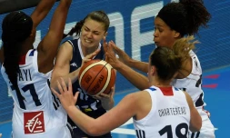 Valériane Ayayi (g) et Alexia Chartereau tentent de bloquer la Slovène Barborra Balintova lors de l'Euro de basket, le 22 juin 2017 à Prague 