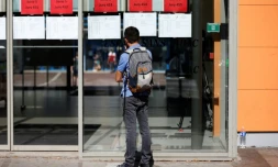 Un lycéen regarde les résultats du baccalauréat au lycée Malherbe de Caen le 6 juillet 2018