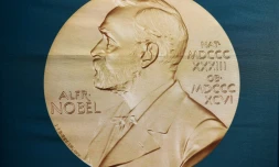 Portrait d'Alfred Nobel sur une bannière à Stockholm, le 1er octobre 2018