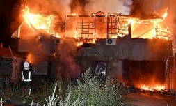 Photo diffusée le 25 juillet 2022 par les services d'urgence ukrainiens d'un incendie dans un immeuble résidentiel après des bombardements dans la région de Mykolaïv, en Ukraine