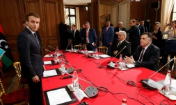 Le président français Emmanuel Macron reçoit le Premier ministre libyen Fayez al-Sarraj et Khalifa Haftar, le 25 juillet 2017 à La Celle-Saint-Cloud, près de Paris