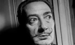 Salvador Dali et sa célèbre moustache, dans les années 1950. 