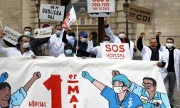 Des personnels soignants et membres du syndicat français CGT manifestent le 30 avril 2020 devant l'hĂŽpital public parisien de la La PitiĂ© SalpĂȘtriĂšre Ă la veille du 1er mai.