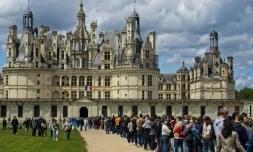 Queue devant le chĂąteau de Versailles le 23 mai 2021