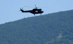 Un Puma de l'armée de terre française survole Gréolières, dans les Alpes-Maritimes, à la recherche du fugitif Marc Floris, le 19 juillet 2021