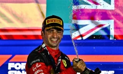 Le pilote espagnol de Ferrari Carlos Sainz Jr célèbre au Champagne sa victoire au GP de Singapour sur le circuit de Marina Bay, dimanche 17 septembre 2023.