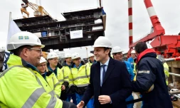 Emmanuel Macron avec des employés des chantiers navals STX de Saint-Nazaire, le 1er février 2016