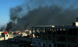 De la fumée noire s'élève au-dessus des bâtiments dans la ville de Soueida, dans le sud de la Syrie, aprè des affrontements communautaires, le 19 juillet 2025