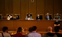 La juge  Maria Lepenioti (c) annonce les verdicts dans le procès du parti paramilitaire Aube dorée à Athènes, le 14 octobre 2020