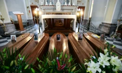 Photo prise le 21 mars 2020 de cercueils dans une église de Serina, près de Bergamo en Italie, qui a enregistré près de 5.000 décès en un mois