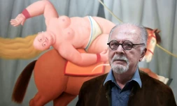 Le peintre et sculpteur colombien Fernando Botero le 22 novembre 2017 devant l'une de ses oeuvres exposées à l'hÎtel de Caumont à Aix-en-Provence à l'occasion de l'exposition "Botero, dialogue avec Picasso"