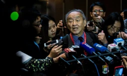 Qiu Renzong, pionnier des questions bioéthiques en Chine, lors d'une conférence de presse à l'occasion du second sommet international sur l'édition du génome humain, le 28 novembre 2018 à Hong Kong