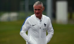 Didier Deschamps arrive à une conférence de presse, le 21 mars 2016 à Clairefontaine