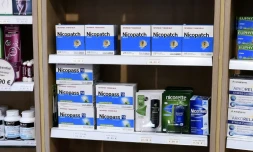 La nicotine pourrait avoir un effet protecteur contre l'infection par le nouveau coronavirus, avancent des chercheurs en France où des essais préventifs et thérapeutiques vont être entrepris avec des patchs à la nicotine