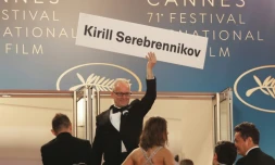 Le dĂ©lĂ©guĂ© gĂ©nĂ©ral du Festival de Cannes, Thierry FrĂ©maux, brandit une pancarte oĂč est inscrit le nom du rĂ©alisateur russe Kirill Serebrennikov sur les marches du Palais des Festivals, le 09 mai 2018