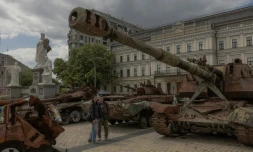 Des blindés russes détruits exposés sur une place du centre de Kiev, le 14 mai 2025