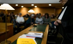 Un dossier marqué "audience Legay" avant le début du procÚs du policier Rabah Souchi, au tribunal de Lyon, dans l'est de la France, le 11 janvier 2024