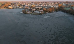 Vue aérienne d'un étang gelé à Hédé-Bazouges, en Ille-et-Vilaine, lors d'une vague de froid, le 5 janvier 2026