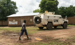 Un enfant passe devant un blindé de la Minusca à Maloum, en Centrafrique, le 24 juillet 2025
