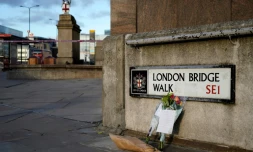 Des bouquets le 30 novembre 2019 près du London Bridge où un repris de justice jihadiste a tué à coups de couteau deux personnes à Londres 