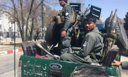 Des policiers afghans arrivent sur les lieux d'un attentat suicide, le 21 mars 2018 à Kaboul