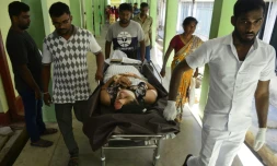 Des blessés sont transportés à l'hôpital après l'explosion dans une église à Batticaloa, est du Sri Lanka le 21 avril 2019