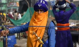 Un guerrier du Nihang, premiÚre ligne de défense des agriculteurs opposés aux réformes du gouvernement, le 4 décembre 2020 à Singhu, en Inde