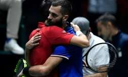 Le Serbe Novak Djokovic et le Français Benoît Paire à la fin du match les opposant en Coupe Davis, le 21 novembre 2019, à Madrid