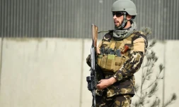 Un membre des forces de sécurité afghanes à Kaboul le 2 mars 2018 après une attaque à la voiture piégée