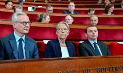 La PremiÚre ministre Elisabeth Borne, entourée par les ministres de l'Economie Bruno Le Maire (G) et du Travail Olivier Dussopt, le 16 octobre 2023 au Conseil économique, social et environnemental à Paris