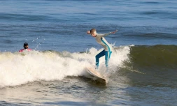 Le Palestinien Sabah Abou Ghanem s'entraîne au surf, le 13 juin 2022 à Gaza