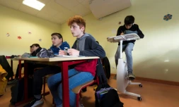Un élève travaille sur son vélo-bureau, le 2 décembre 2019 au collège Lucien Colon à Lapalisse